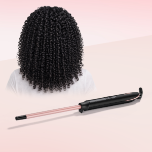 fata bruneta cu bucle afro cu ondulator afro babyliss pe fundal roz