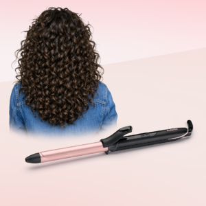 fata cu par saten inchis si bucle si ondulator babyliss