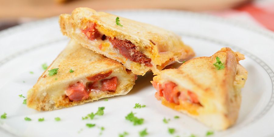 Reteta sandwich cu chorizo, rosii sundry si emmentaler fondue